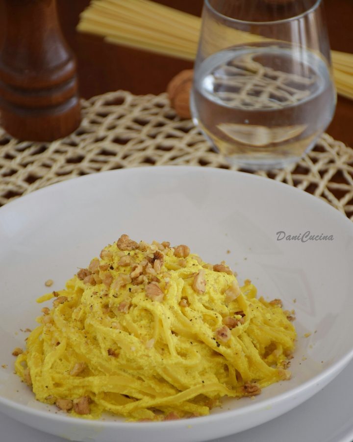 Pasta con crema di ricotta curcuma e noci