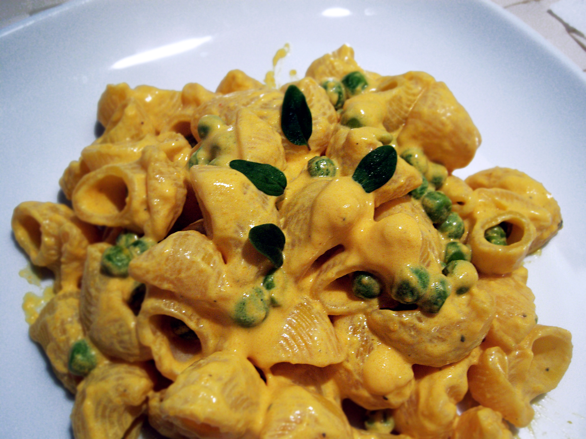 Pasta con crema di ricotta, zafferano e aggiunta di pisellini