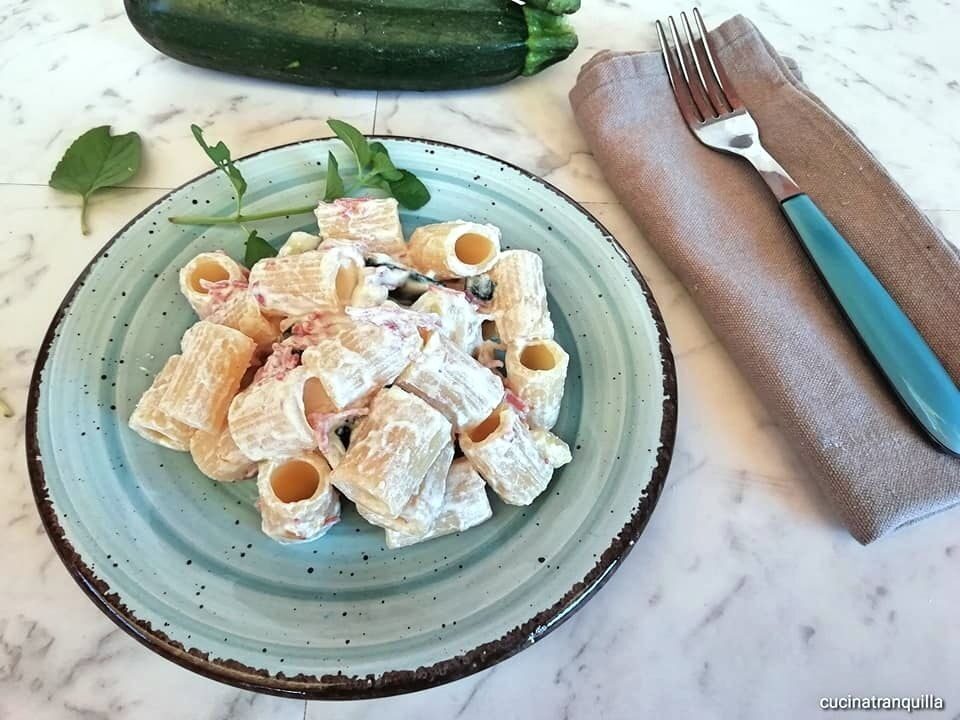 Pasta con crema di ricotta,zucchine e speck