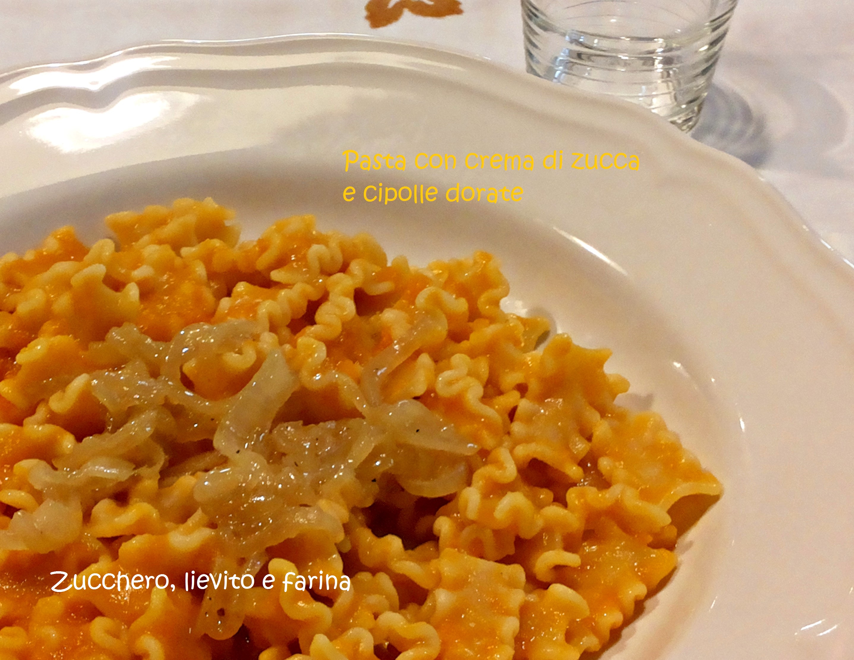 Pasta con crema di zucca e cipolle dorate