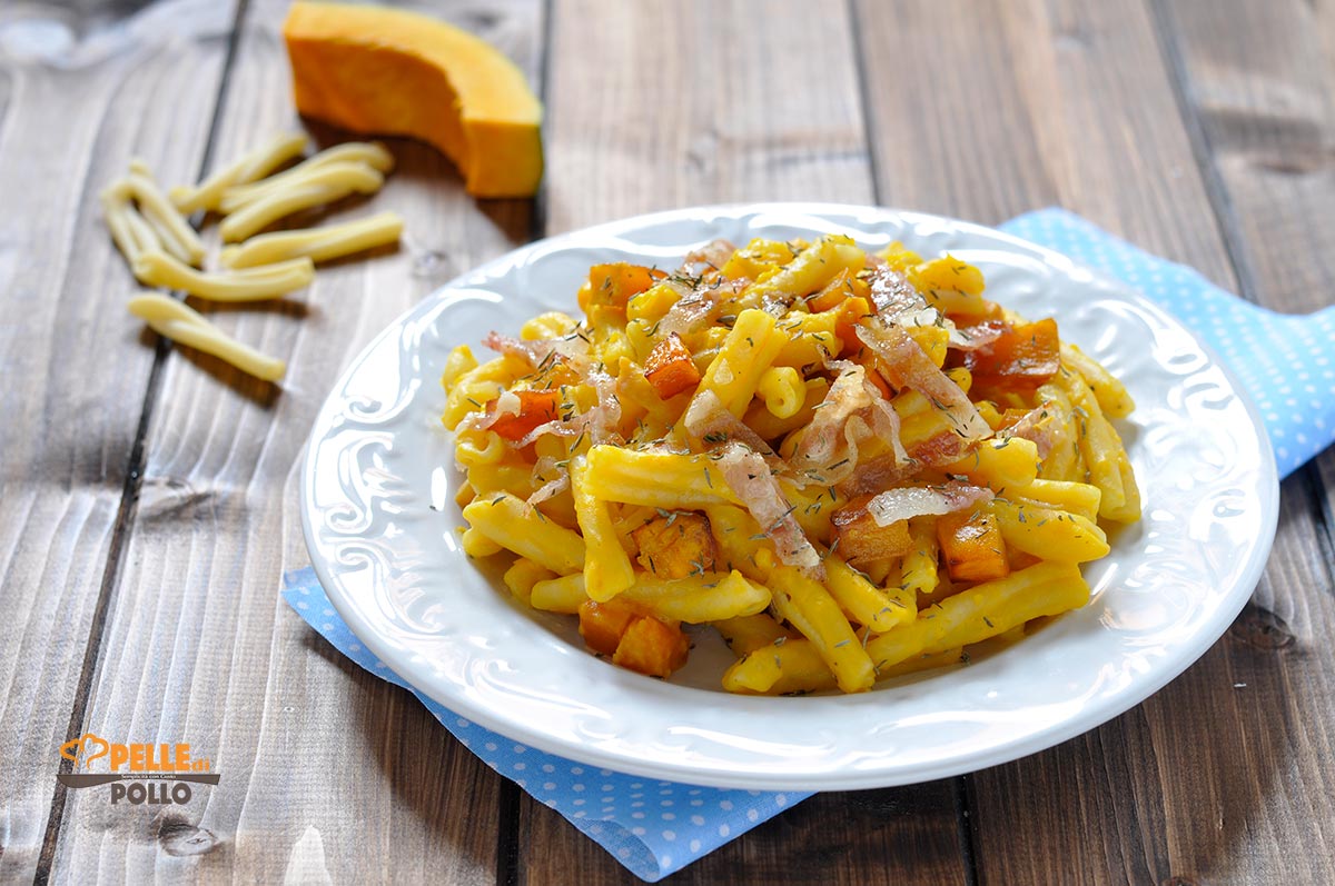Pasta con crema di zucca e guanciale