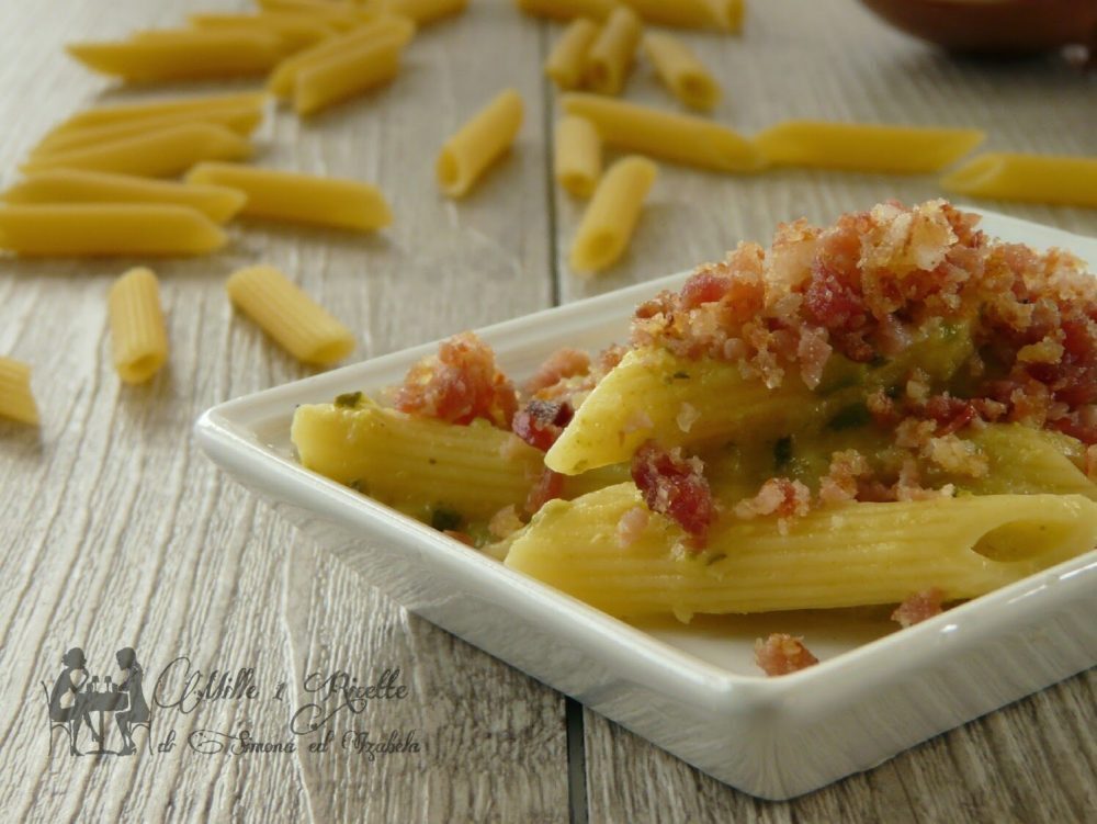 Pasta con crema di zucchine e crumble di speck