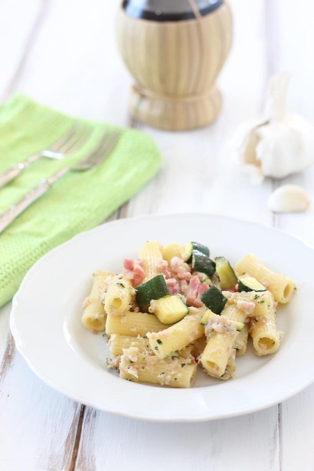 Pasta con crema di zucchine e pancetta