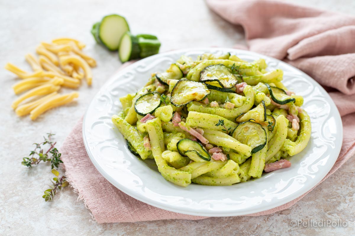 Pasta con crema di zucchine e pancetta