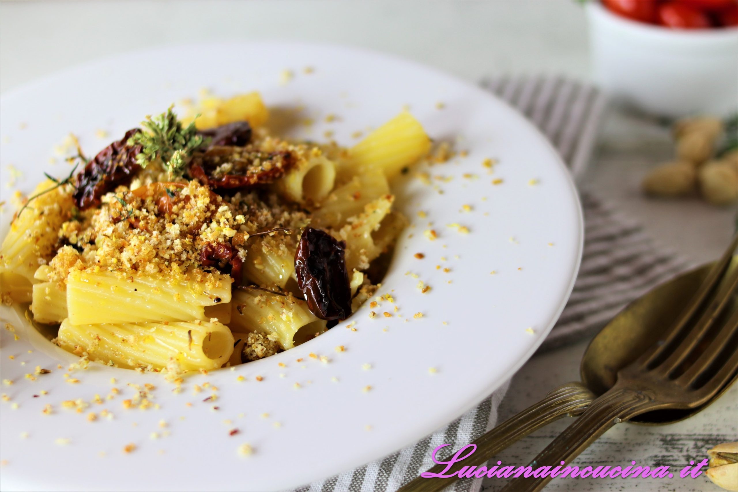 Pasta con croccante di frutta secca e pomodorini confit