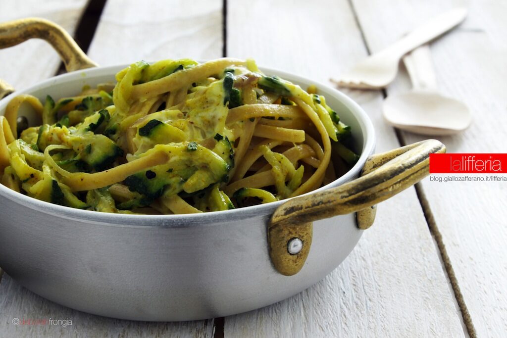 Pasta con curry e zucchine | Ricetta veloce