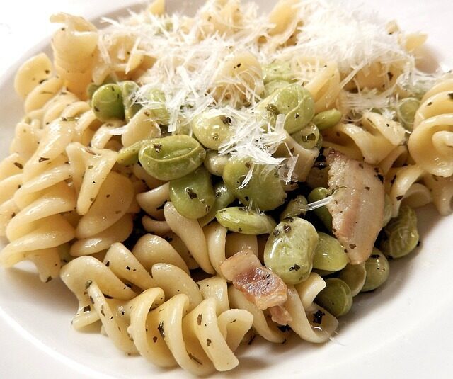 Pasta con fagioli e bacon