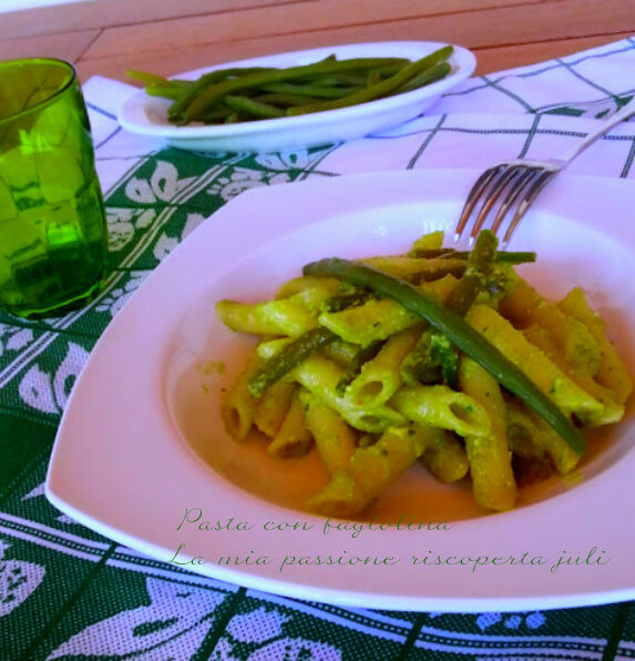 Pasta con fagiolina pinoli aglio basilico cipolla pasta penne