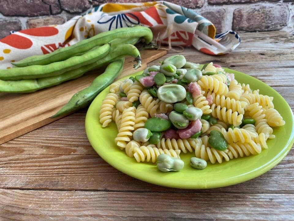Pasta con fave fresche e pancetta