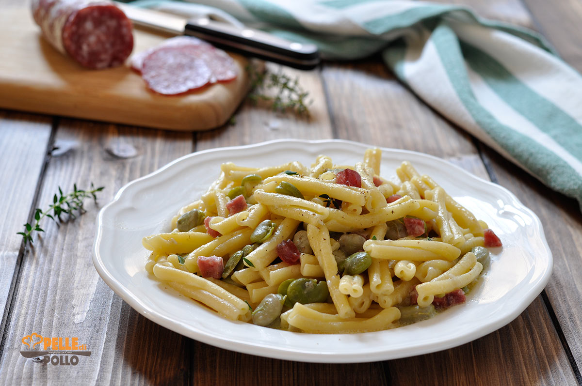 Pasta con fave fresche e salame