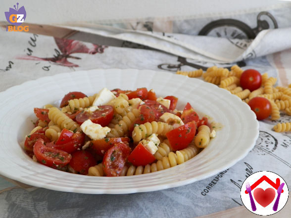 Pasta con feta, pomodorini e pesto