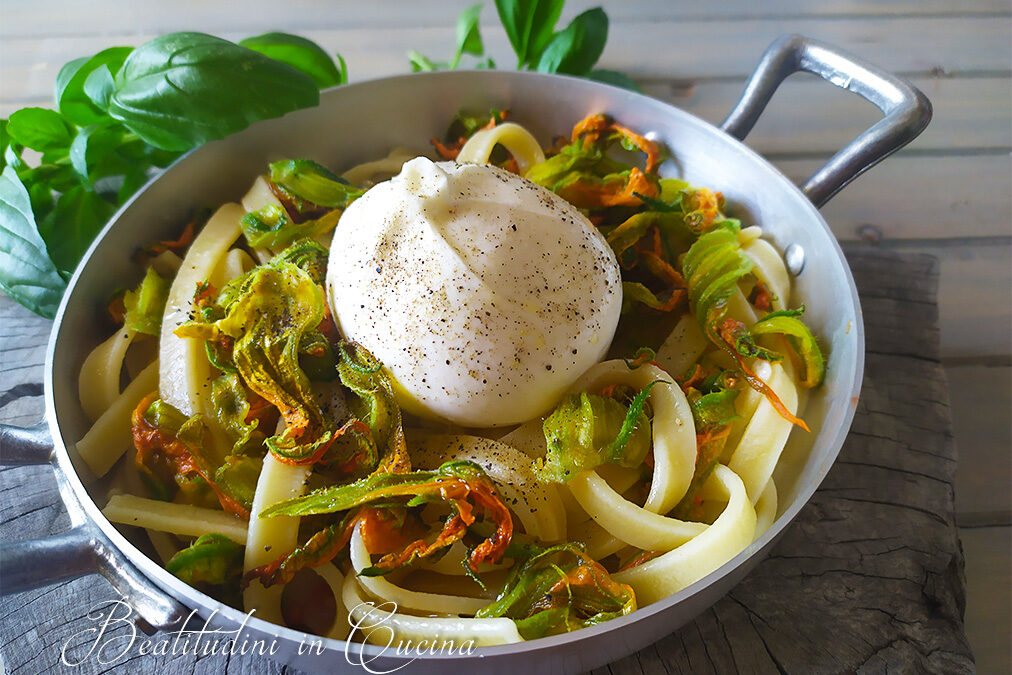 Pasta con fiori di zucca e burrata