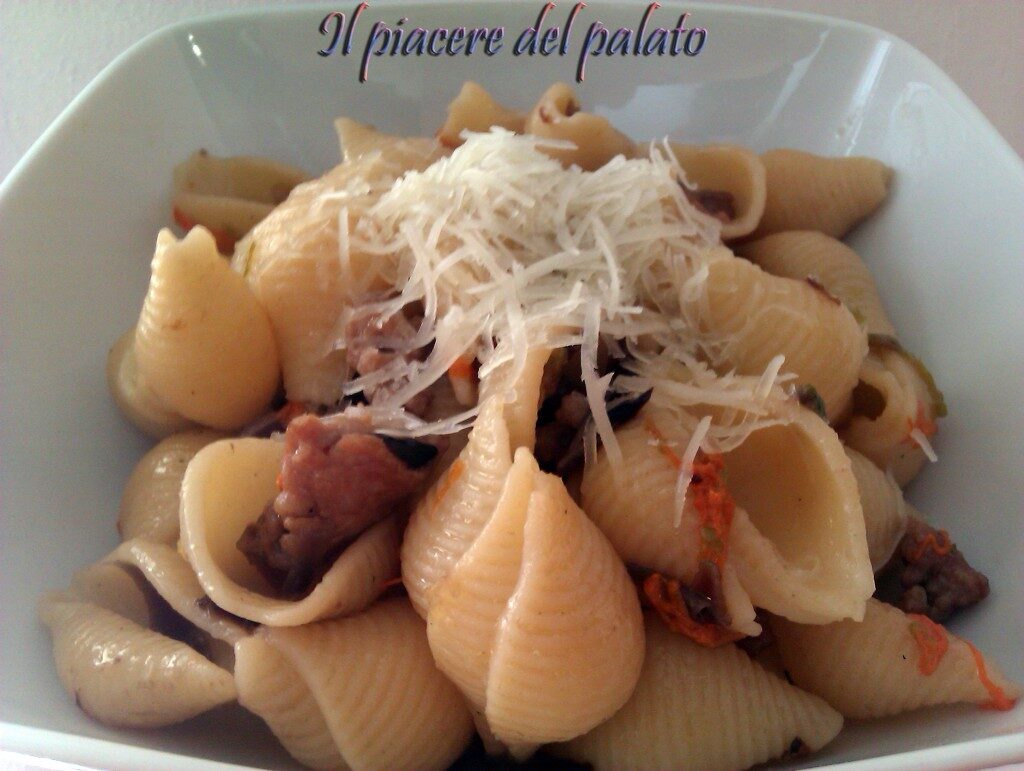 Pasta con fiori di zucca e salsiccia