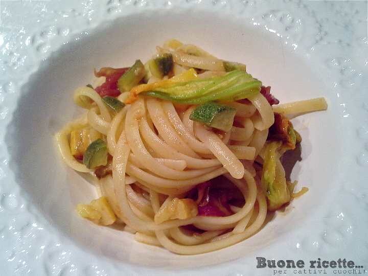 Pasta con fiori di zucca