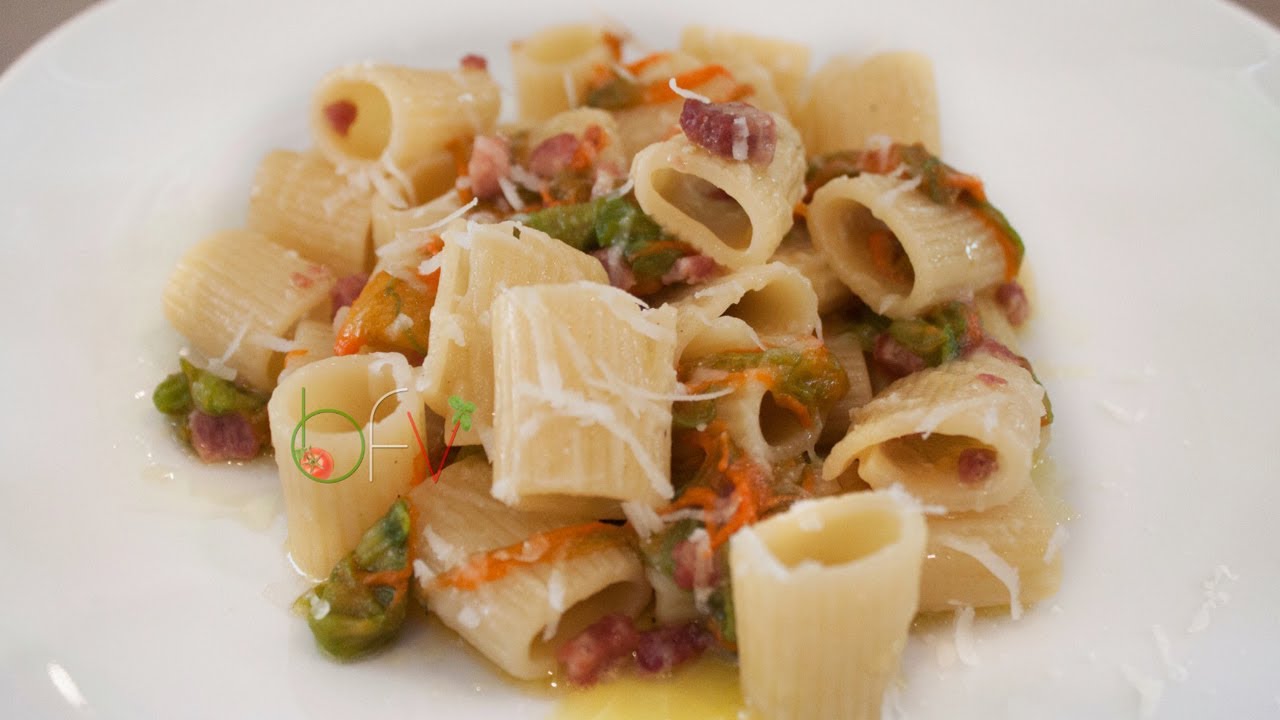 Pasta con fiorpasta con fiori di zucca, pancetta croccante e pecorino –  [videoricetta]