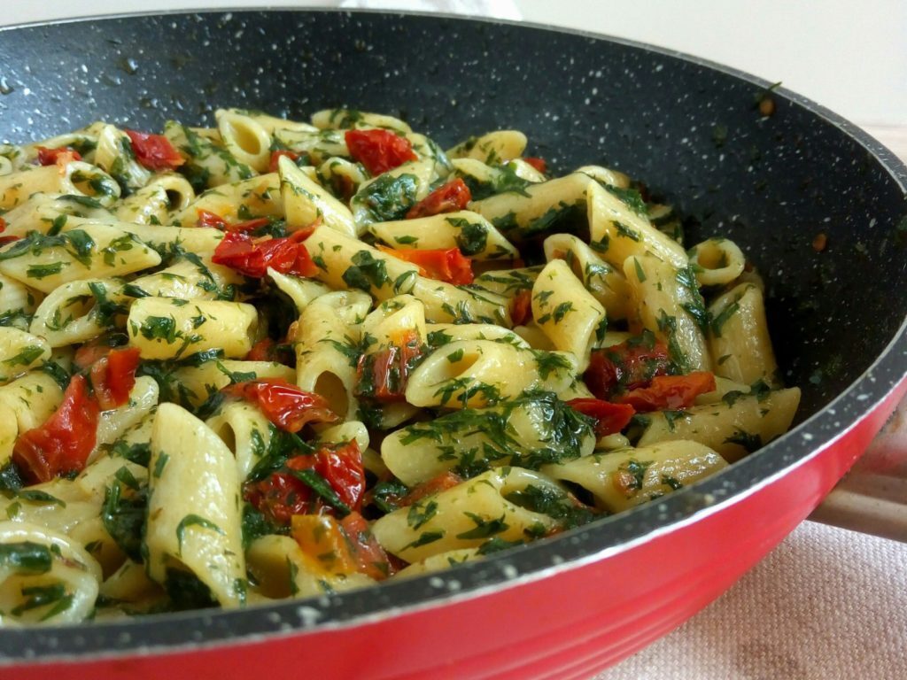 Pasta con foglie di carota e pomodori secchi