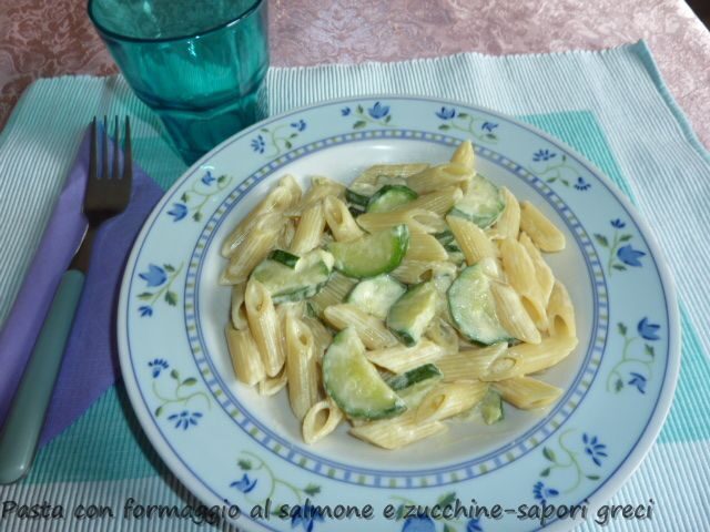 Pasta con formaggio al salmone e zucchine
