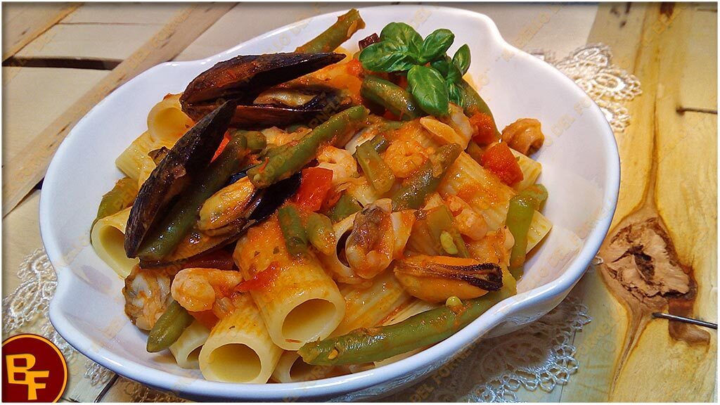 Pasta con frutti di mare pomodori e fagiolini