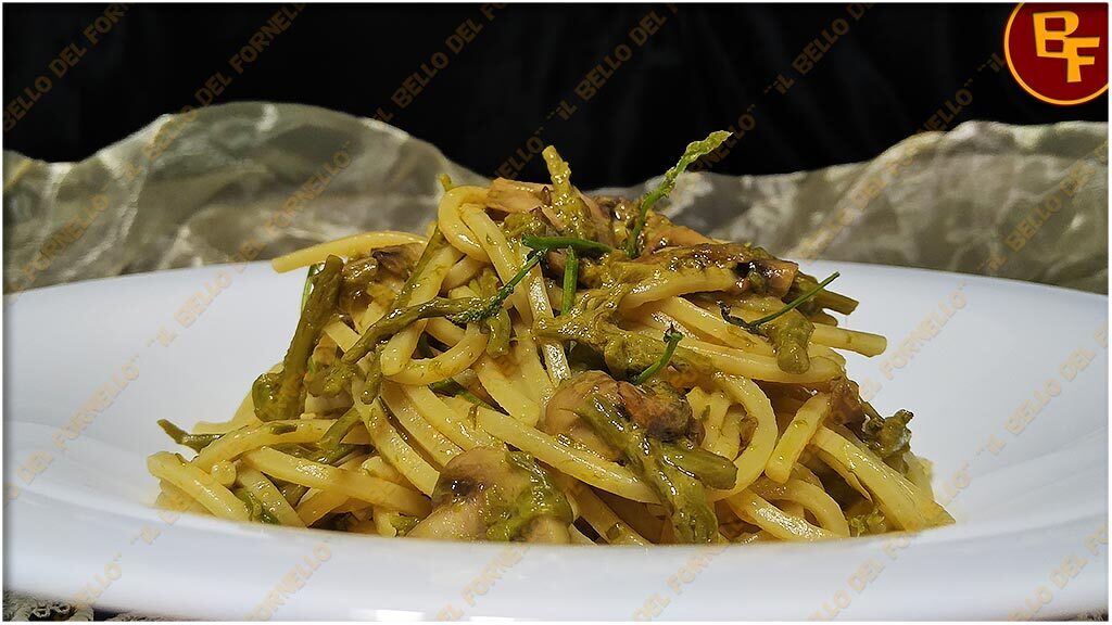 Pasta con funghi e asparagi