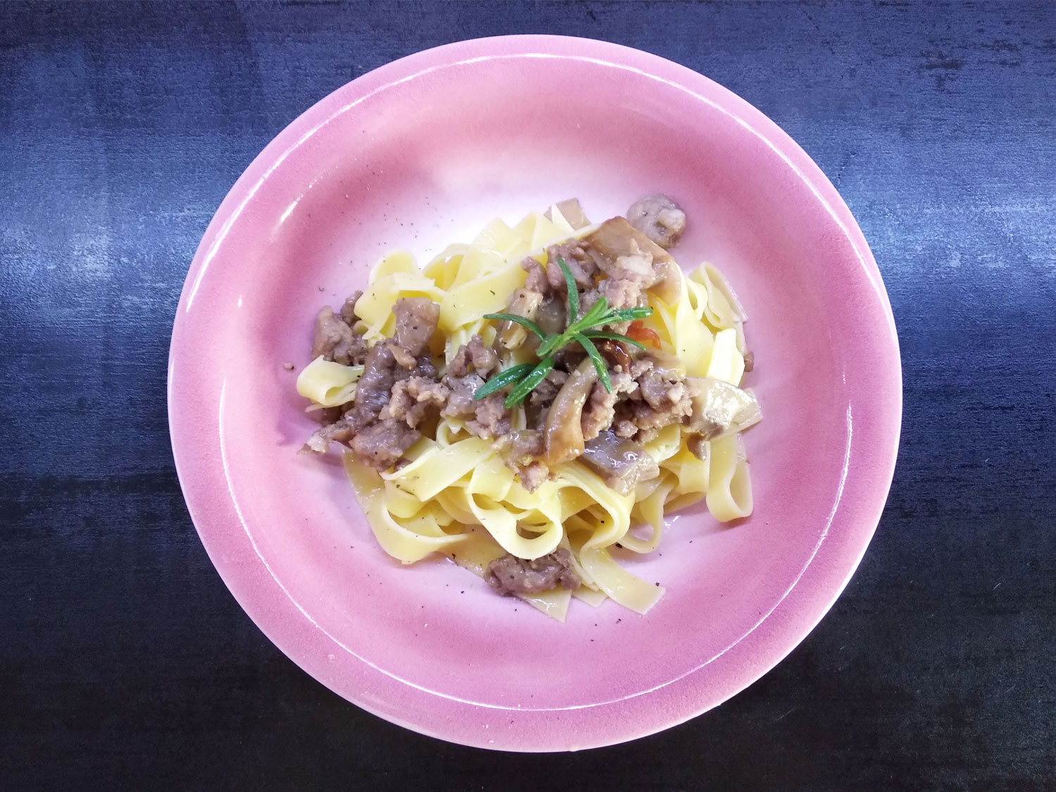 Pasta con funghi e salsiccia