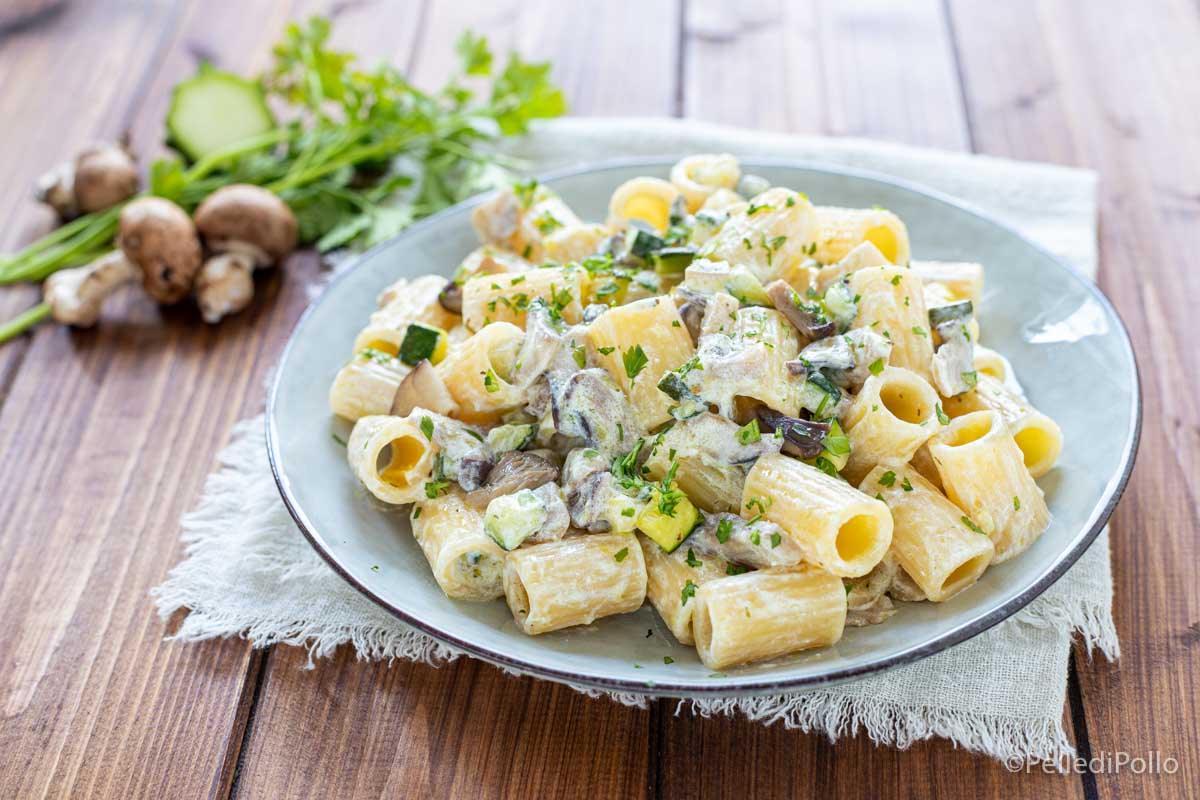 Pasta con funghi e zucchine