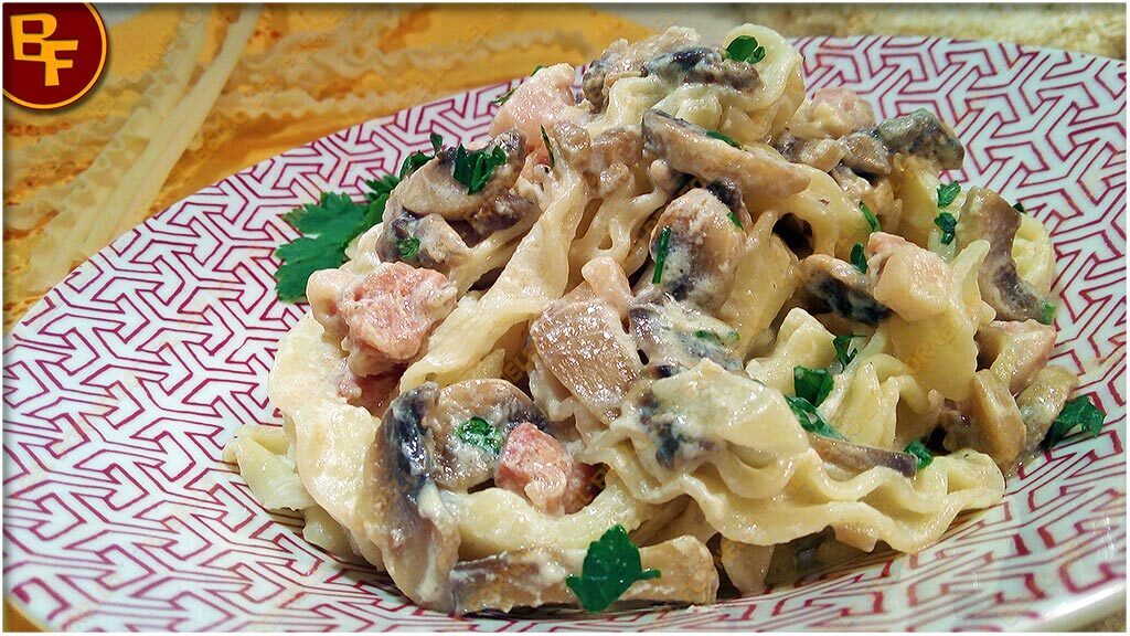 Pasta con funghi pancetta e ricotta