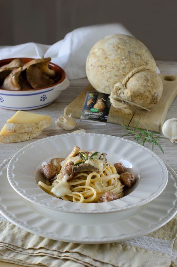 Pasta con funghi salsiccia e caciocavallo in crema