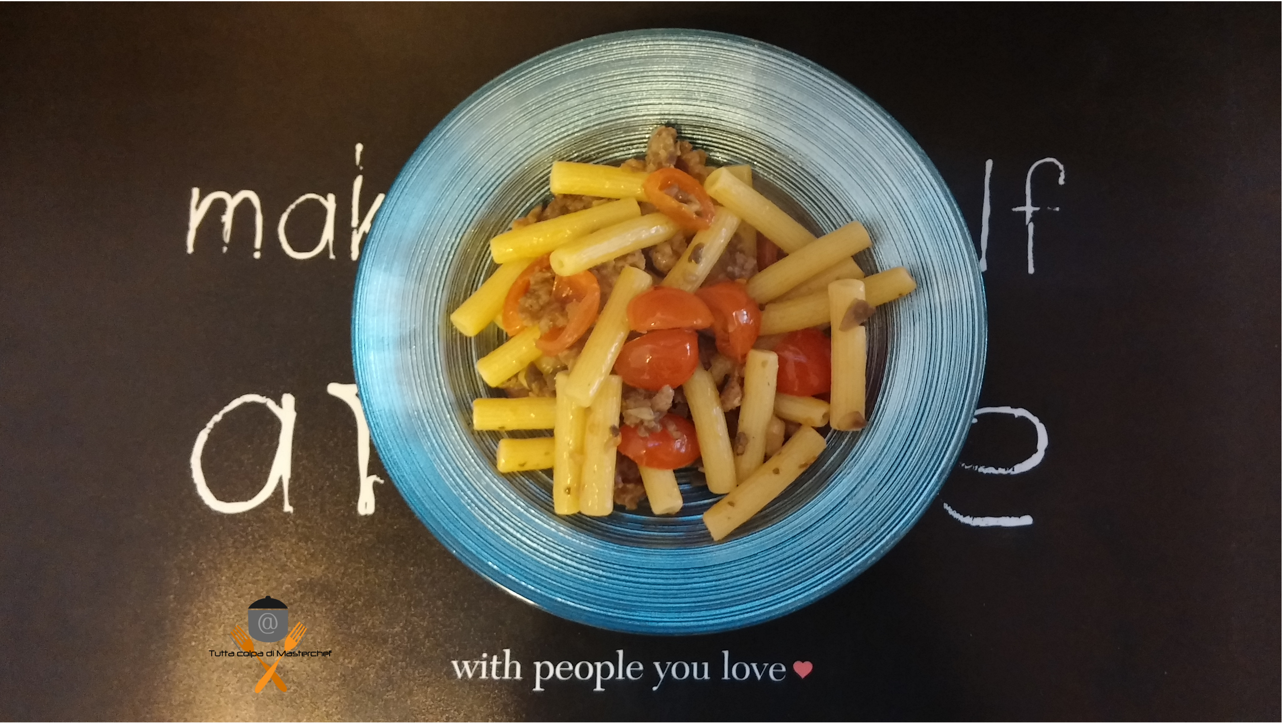 Pasta con funghi salsiccia e pomodorini