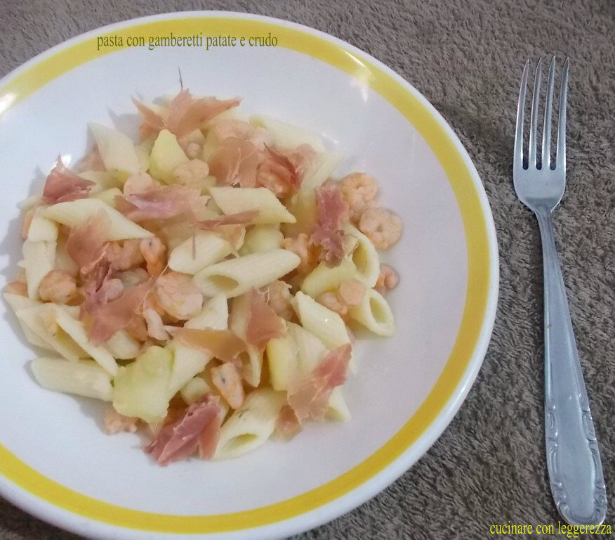 Pasta con gamberetti patate e crudo