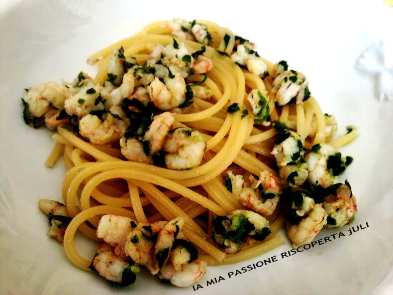 Pasta con gamberetti, prezzemolo.
