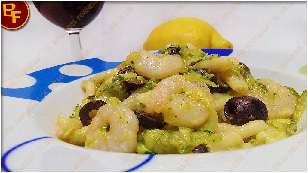 Pasta con gamberi olive e crema di zucchine