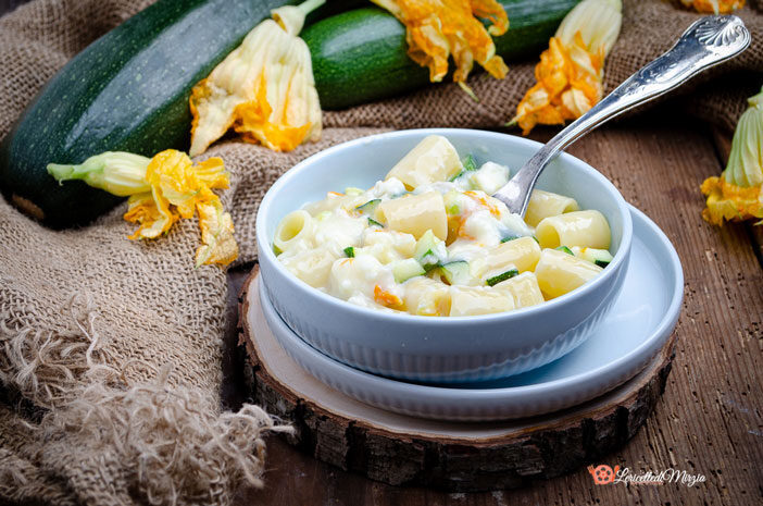 Pasta con gorgonzola zucchine e fiori di zucca