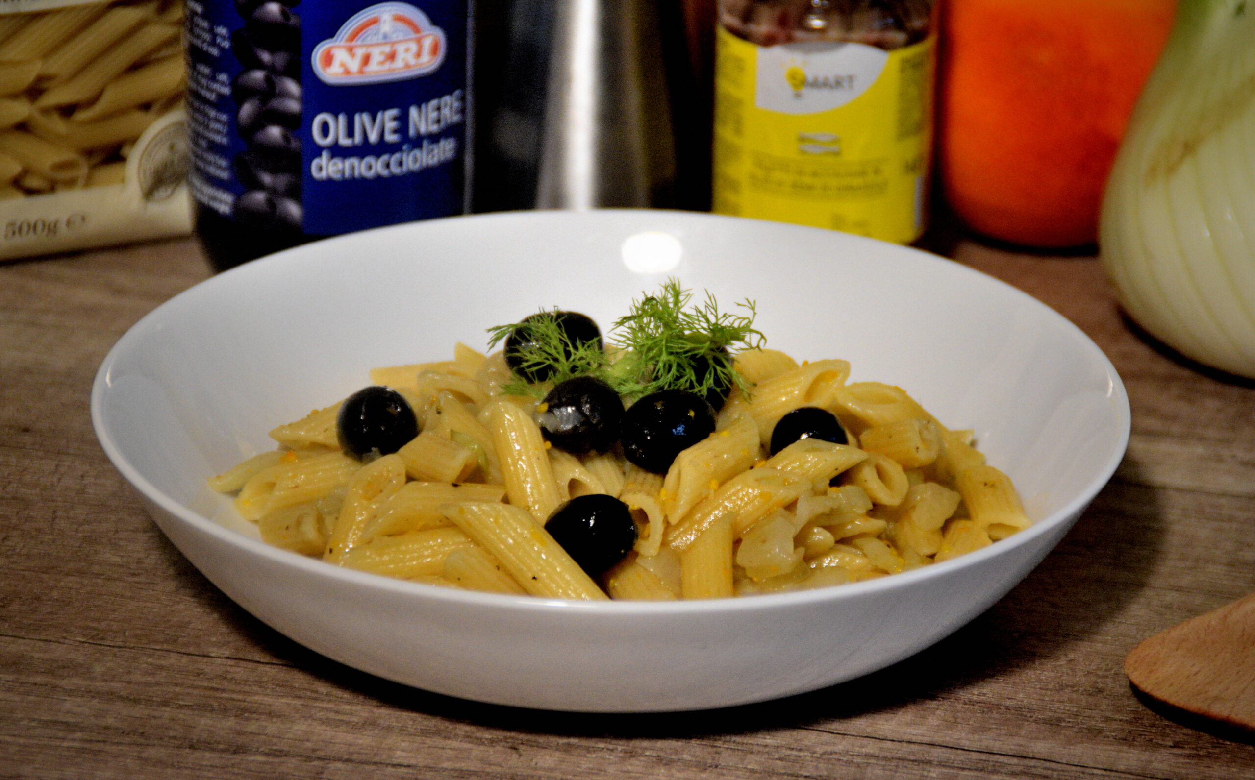 Pasta con i finocchi, olive nere, scorza di arancia e acciughe. idea originale da fare a casa in 30 minuti
