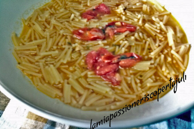 Pasta con il brodo di pesce fresco zuppa di pescemediterraneo