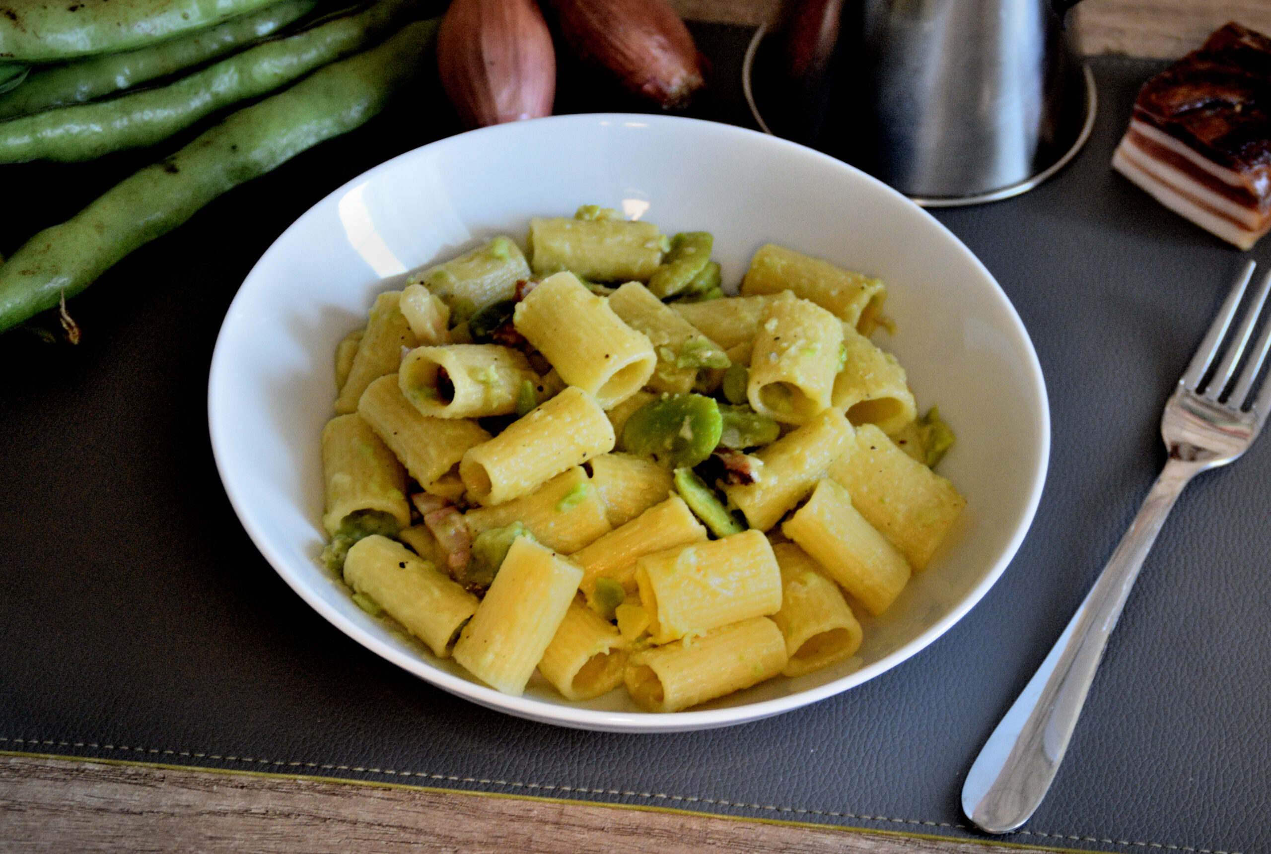 Pasta con le fave e pancetta: a piacere anche una grattata di pecorino romano!