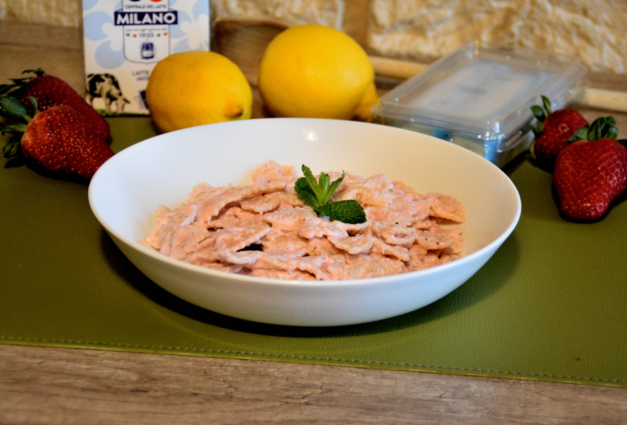 Pasta con le fragole e caprino: un piatto fresco ed originale da fare in 20 minuti