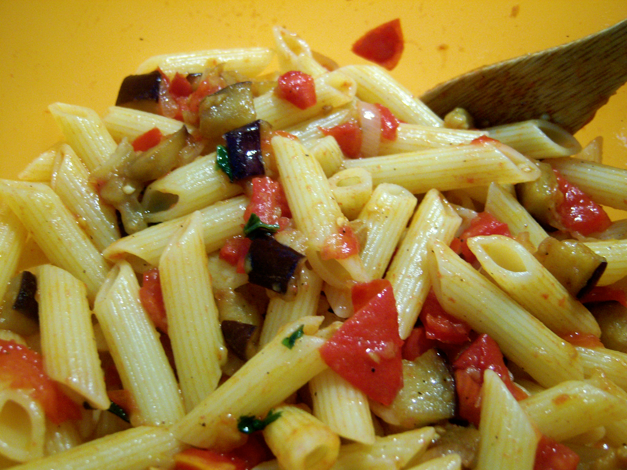 Pasta con le melanzane e i pomodori freschi