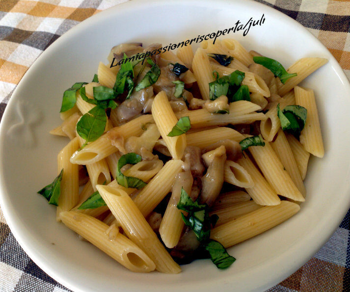 Pasta con melanzane basilico in bianco aglio cipolla