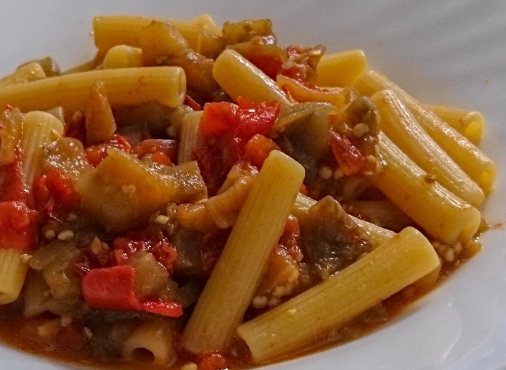 Pasta con melanzane e pomodorini