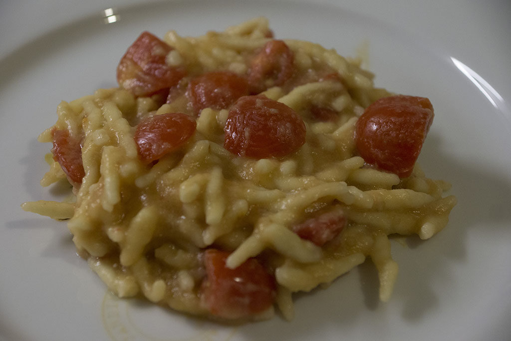Pasta con melanzane e pomodorini