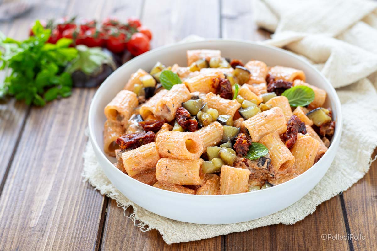 Pasta con melanzane ricotta e pomodori secchi