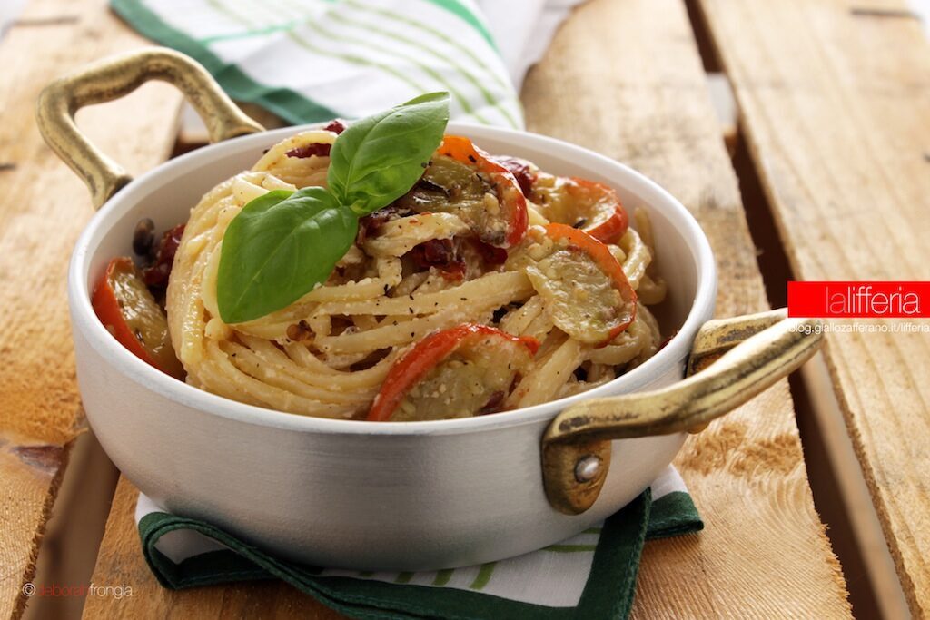Pasta con melanzane rosse, ricotta e pomodorini confit