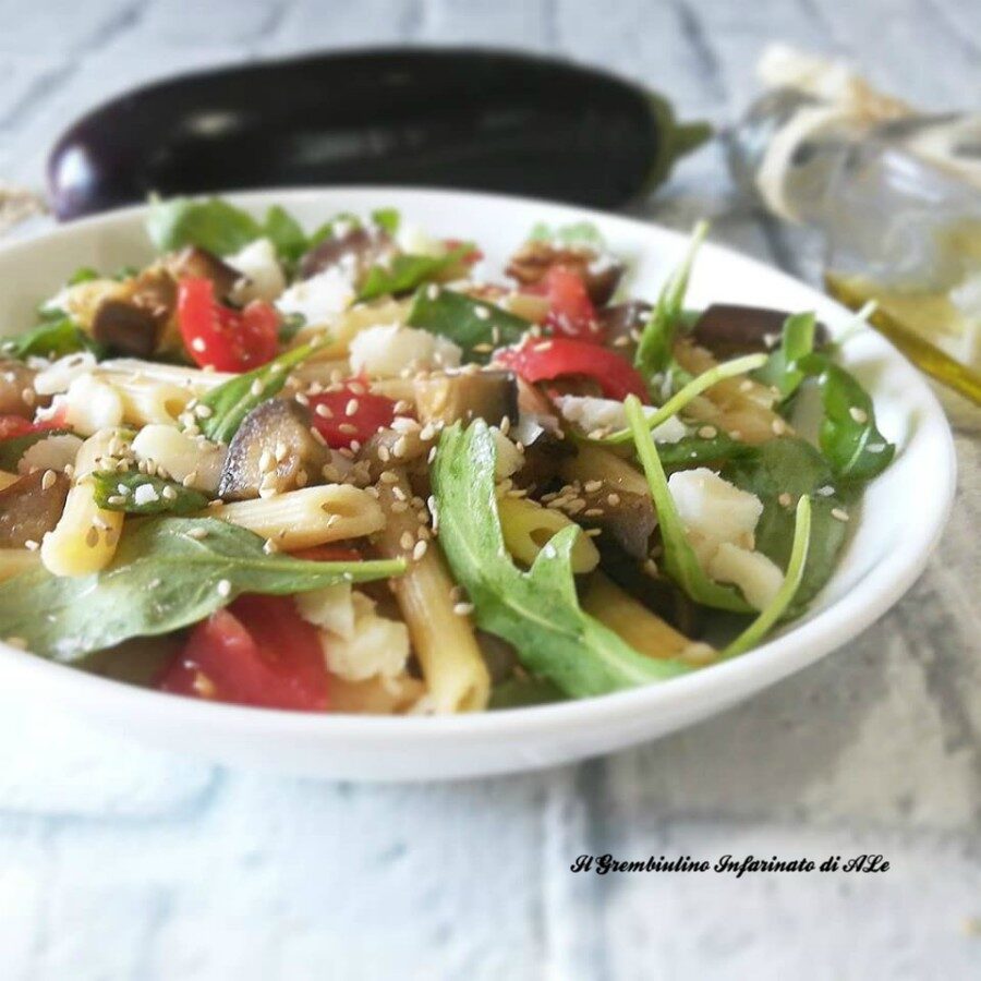 Pasta con melanzane, rucola e pecorino