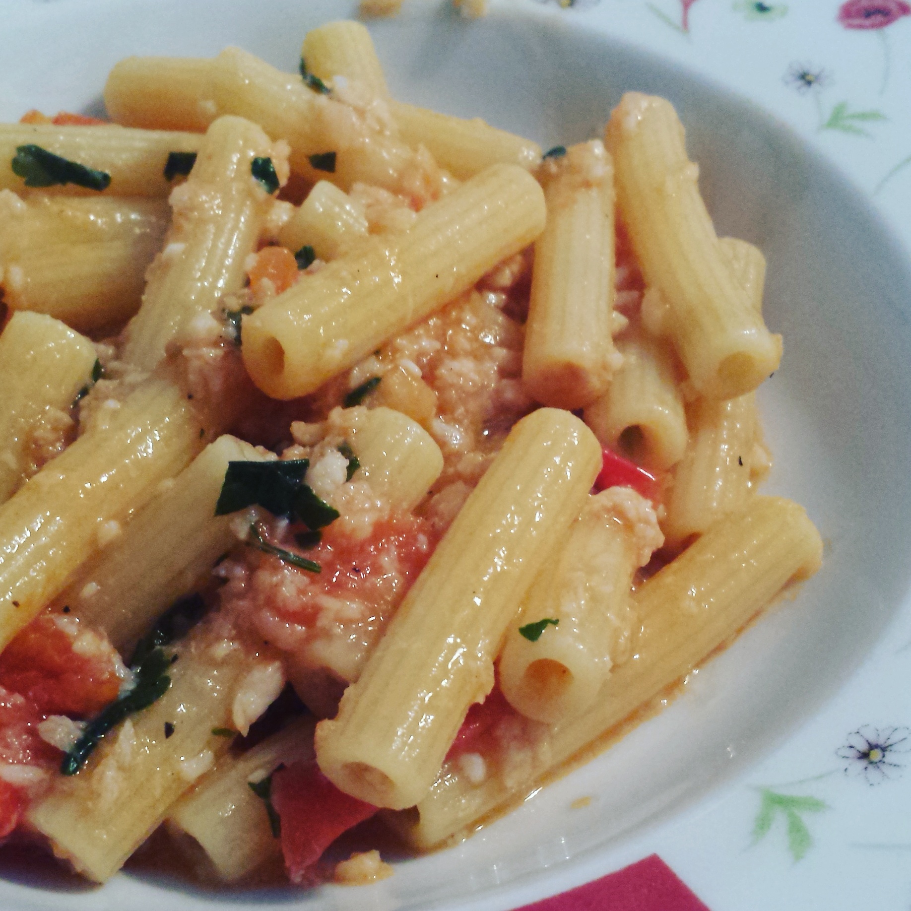 Pasta con merluzzo e pomodorini. Ricetta estiva.