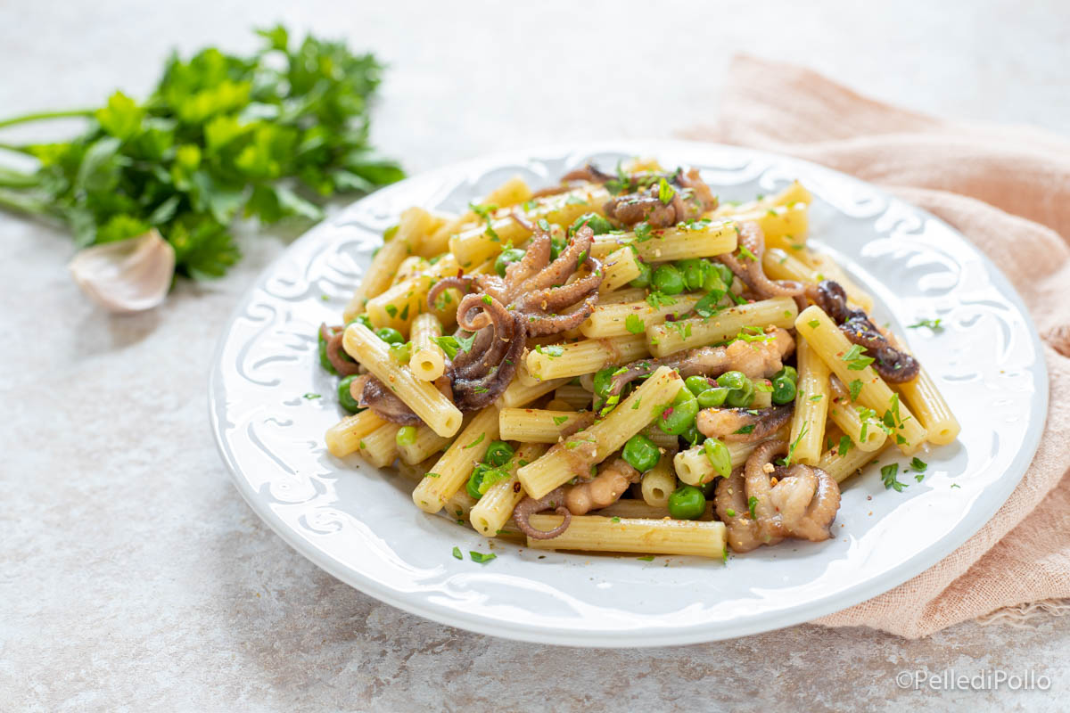 Pasta con moscardini e piselli