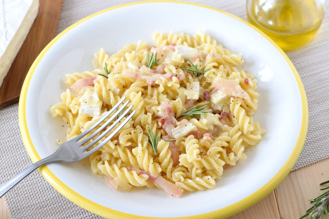 Pasta con pancetta e brie – primo piatto veloce