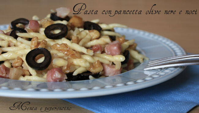 Pasta con pancetta olive nere e noci