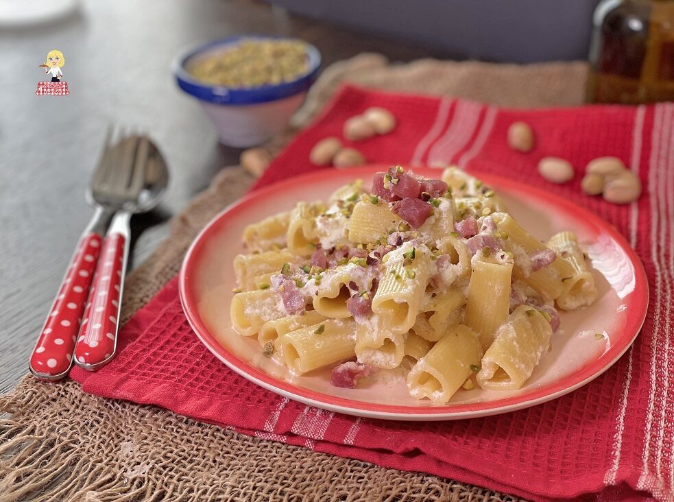 Pasta con pancetta ricotta e pistacchi