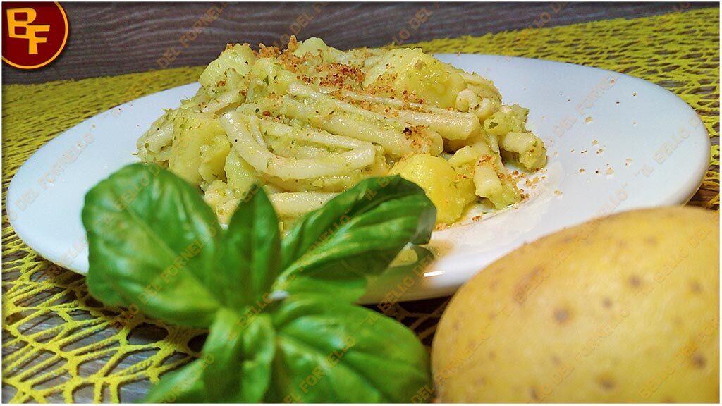 Pasta con patate e pesto alla genovese