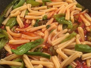 Pasta con peperoncini friggitelli saltati nel pomodoro